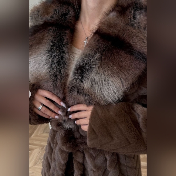 ❌SOLD❌Luxurious Brown Faux Fur Coat with Plush Collar - Picture 6 of 8